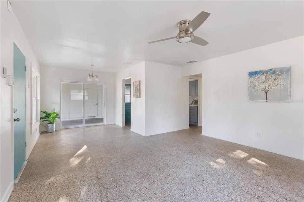 For Sale: $299,990 (3 beds, 1 baths, 1118 Square Feet)