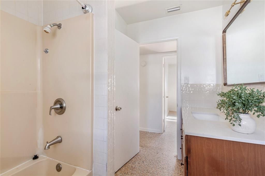 For Sale: $299,990 (3 beds, 1 baths, 1118 Square Feet)