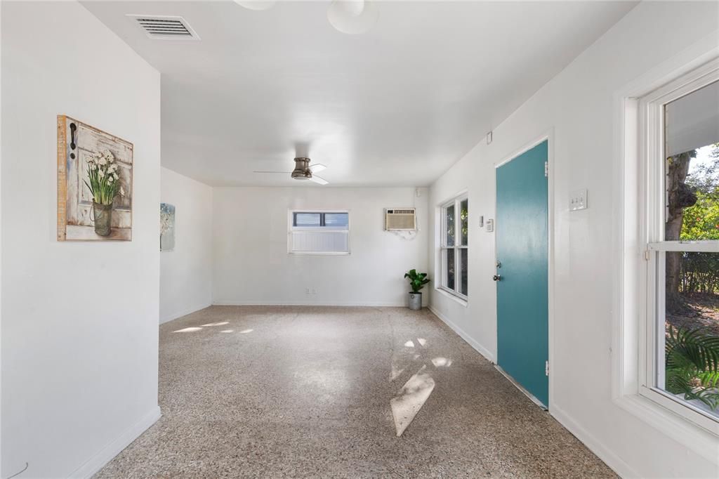 For Sale: $299,990 (3 beds, 1 baths, 1118 Square Feet)