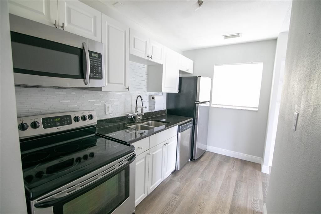 На продажу: $295,000 (3 спален, 2 ванн, 1170 Квадратных фут)