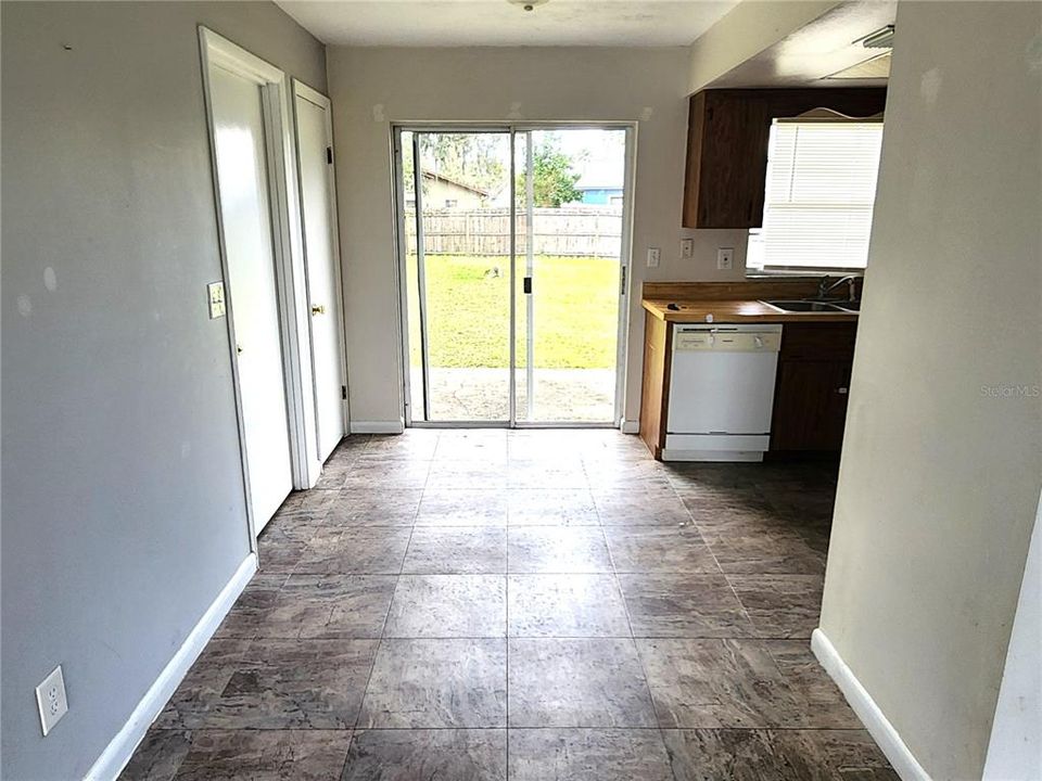 For Rent: $1,650 (2 beds, 1 baths, 910 Square Feet)