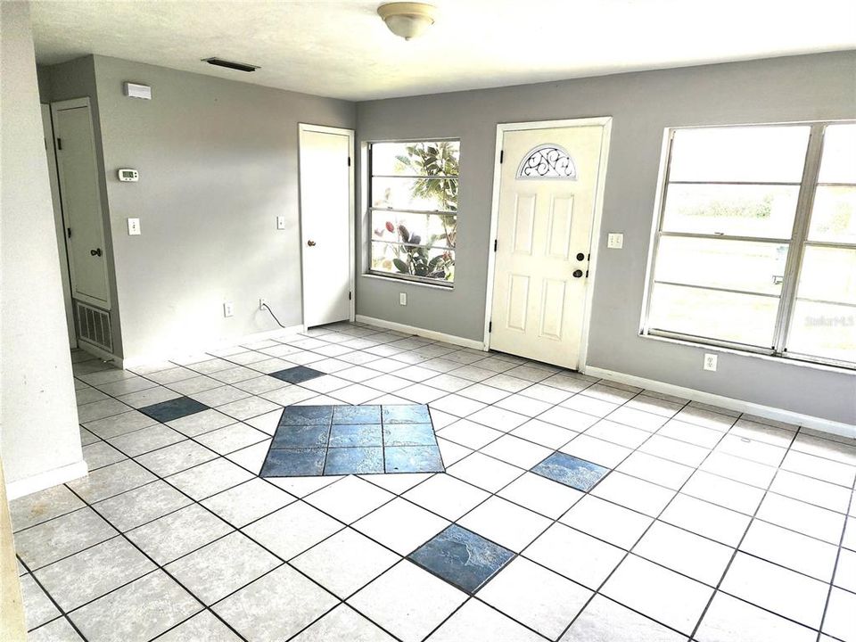 For Rent: $1,650 (2 beds, 1 baths, 910 Square Feet)