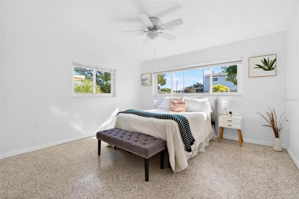 For Sale: $350,000 (2 beds, 1 baths, 1085 Square Feet)