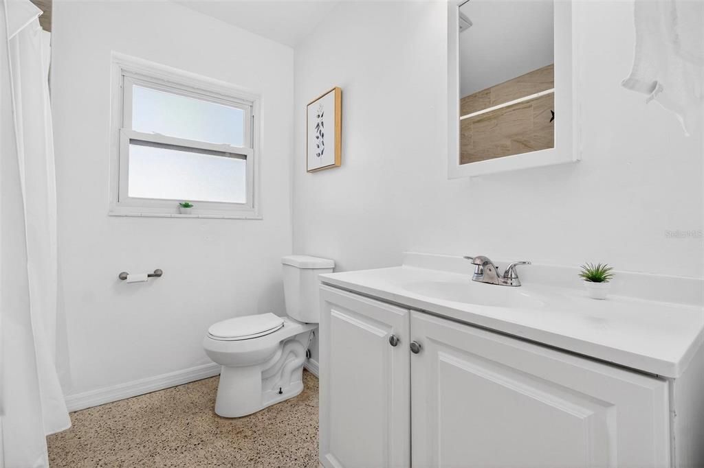 For Sale: $350,000 (2 beds, 1 baths, 1085 Square Feet)