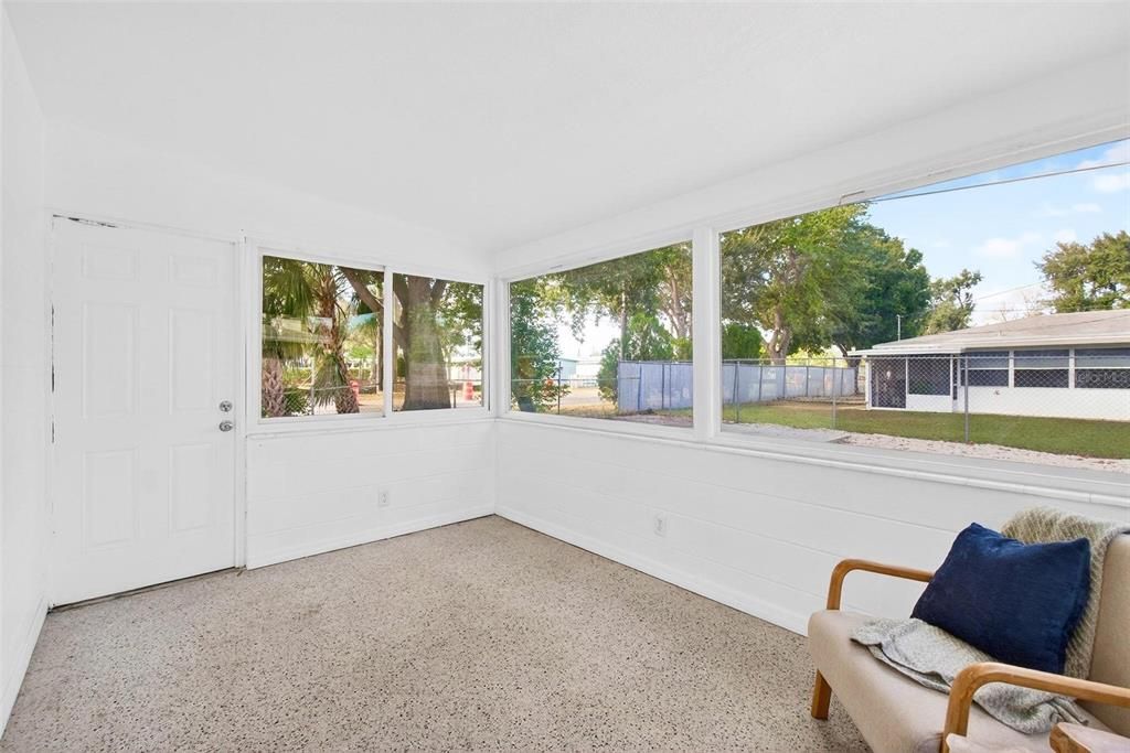 For Sale: $350,000 (2 beds, 1 baths, 1085 Square Feet)