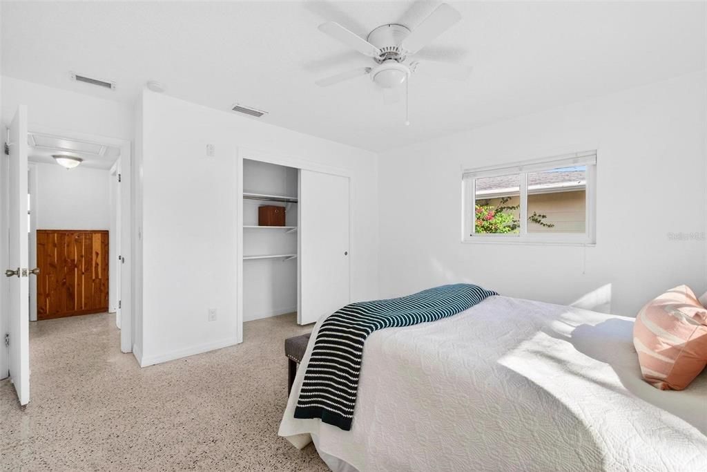 For Sale: $350,000 (2 beds, 1 baths, 1085 Square Feet)