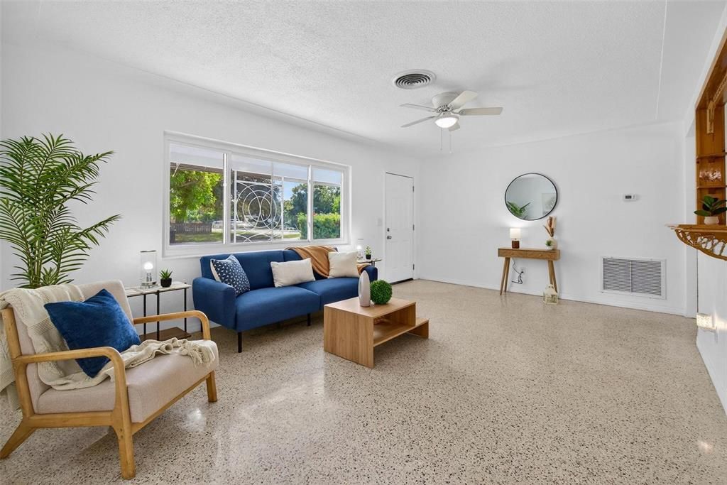 For Sale: $350,000 (2 beds, 1 baths, 1085 Square Feet)