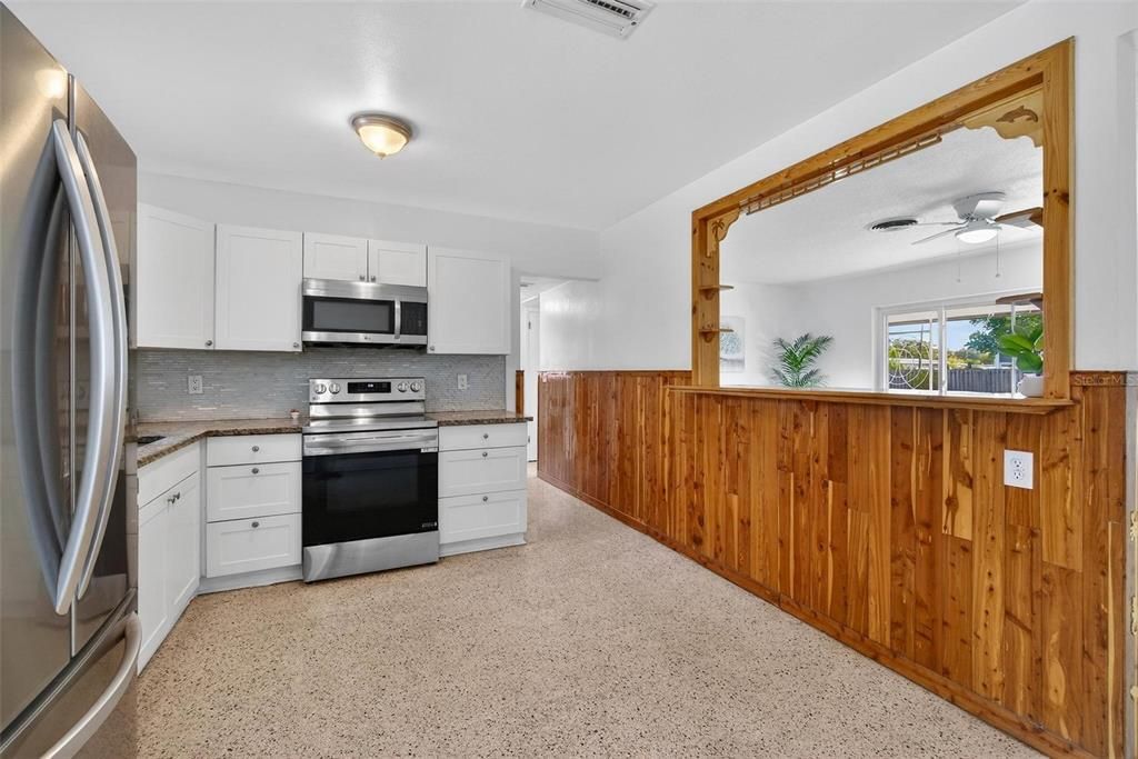 For Sale: $350,000 (2 beds, 1 baths, 1085 Square Feet)