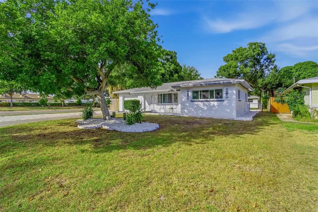 For Sale: $350,000 (2 beds, 1 baths, 1085 Square Feet)