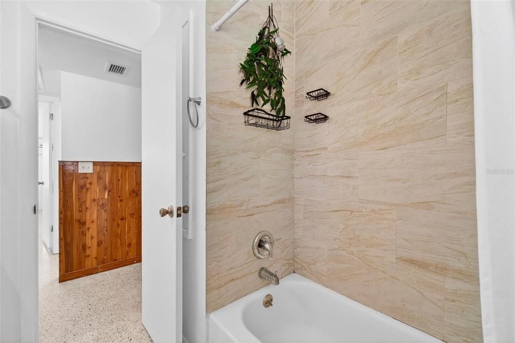 For Sale: $350,000 (2 beds, 1 baths, 1085 Square Feet)