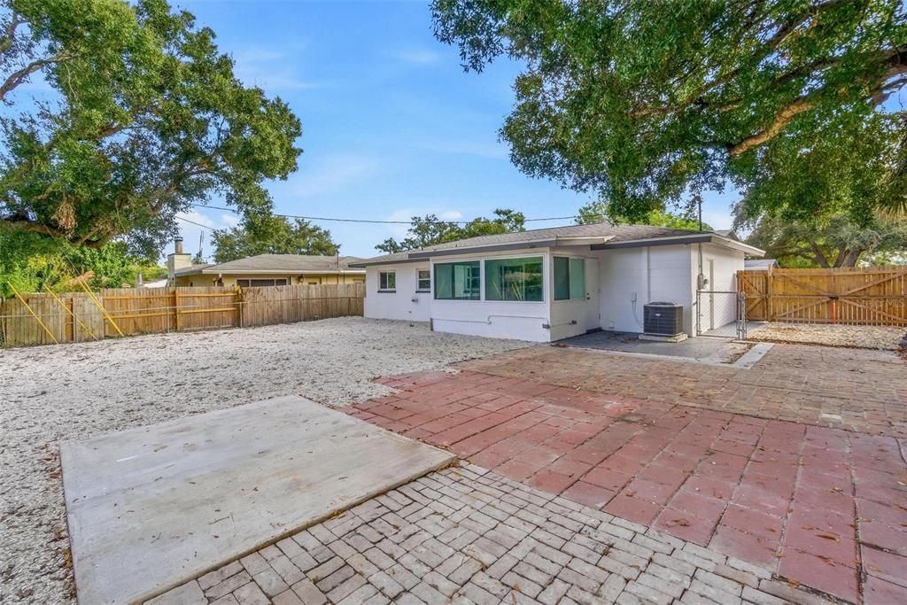 For Sale: $350,000 (2 beds, 1 baths, 1085 Square Feet)