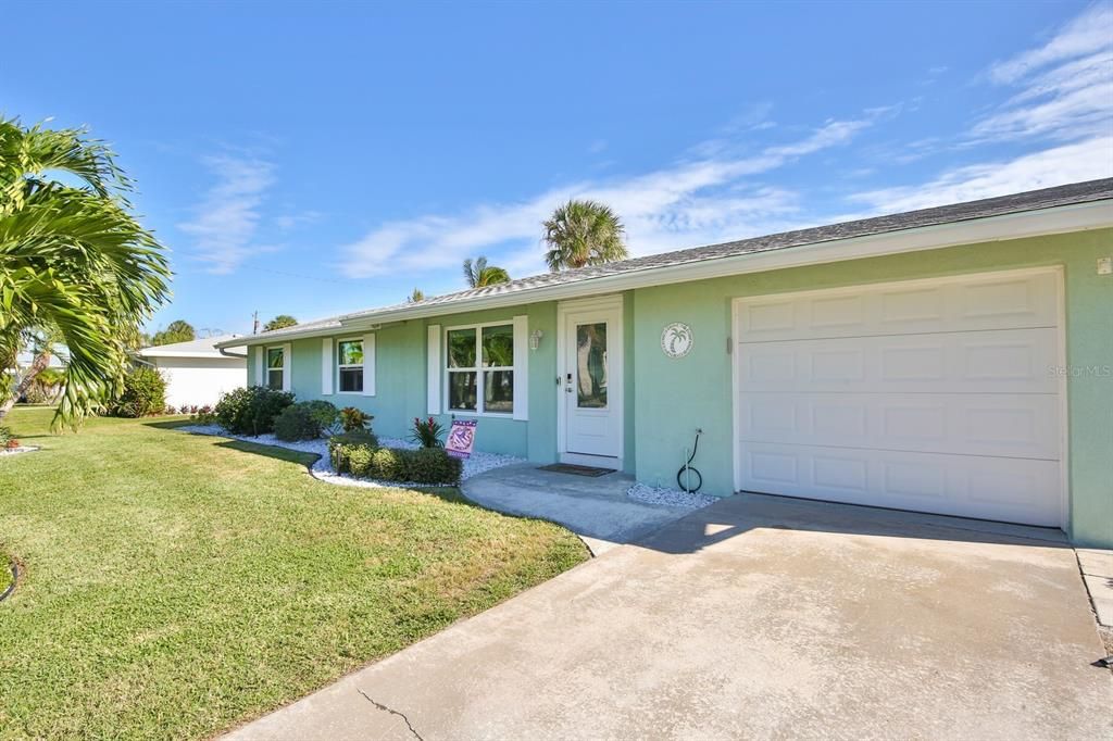 For Sale: $1,395,000 (3 beds, 2 baths, 1396 Square Feet)