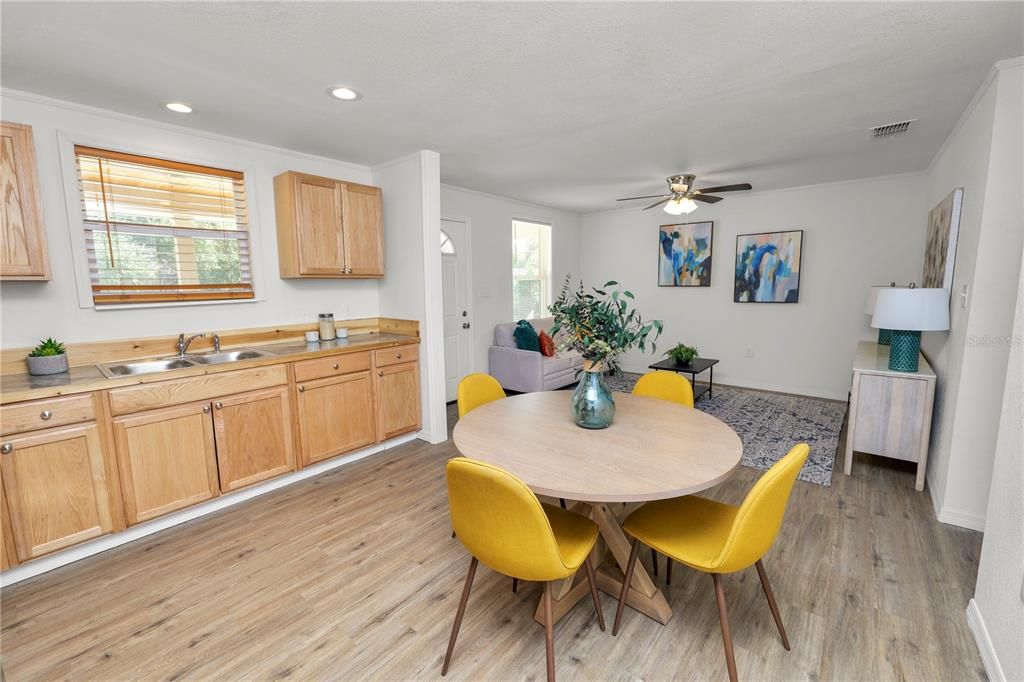 待售: $219,000 (3 贝兹, 2 浴室, 1002 平方英尺)