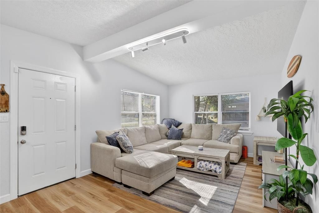 En Venta: $420,000 (4 camas, 2 baños, 1477 Pies cuadrados)