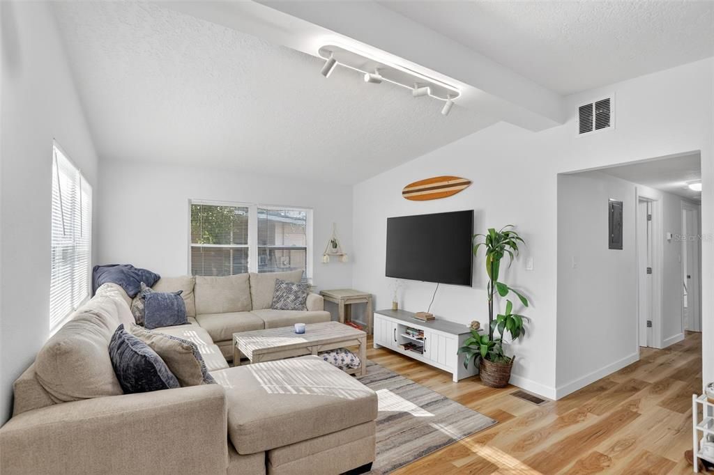 En Venta: $420,000 (4 camas, 2 baños, 1477 Pies cuadrados)