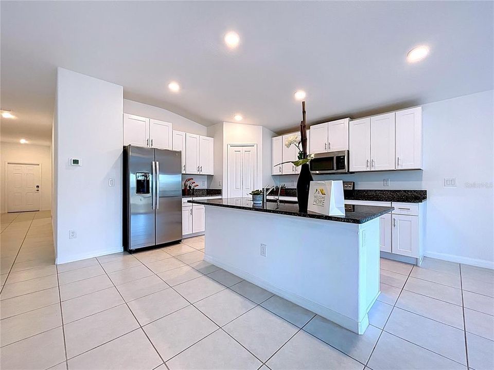 На продажу: $375,000 (4 спален, 2 ванн, 1939 Квадратных фут)