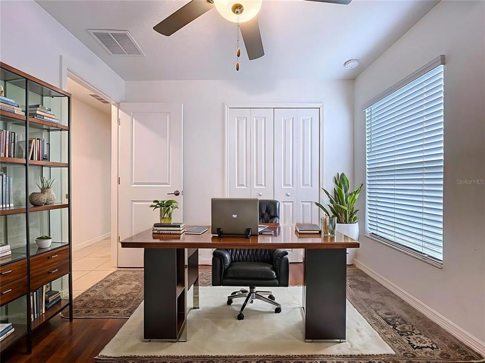 На продажу: $375,000 (4 спален, 2 ванн, 1939 Квадратных фут)