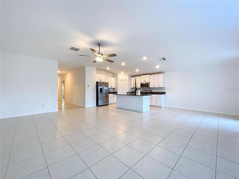 На продажу: $375,000 (4 спален, 2 ванн, 1939 Квадратных фут)