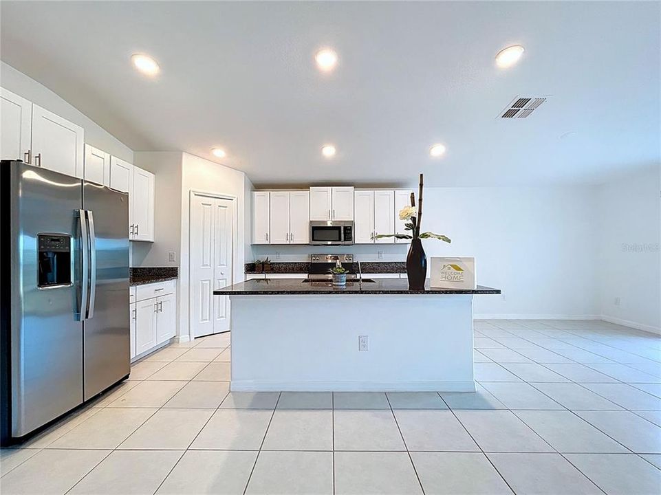 На продажу: $375,000 (4 спален, 2 ванн, 1939 Квадратных фут)