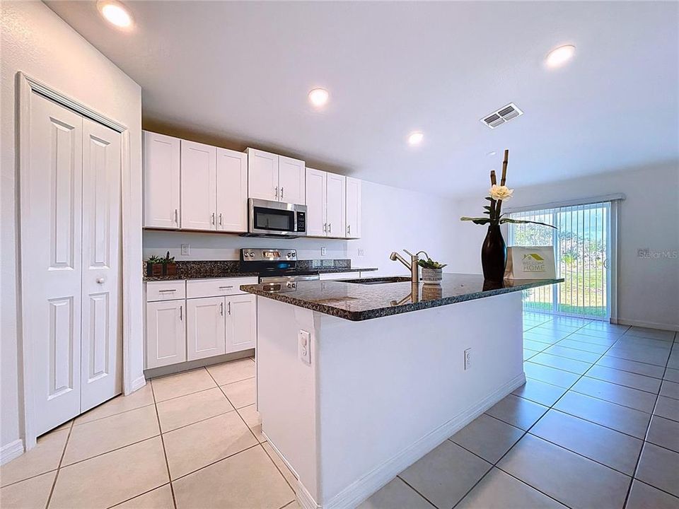 На продажу: $375,000 (4 спален, 2 ванн, 1939 Квадратных фут)