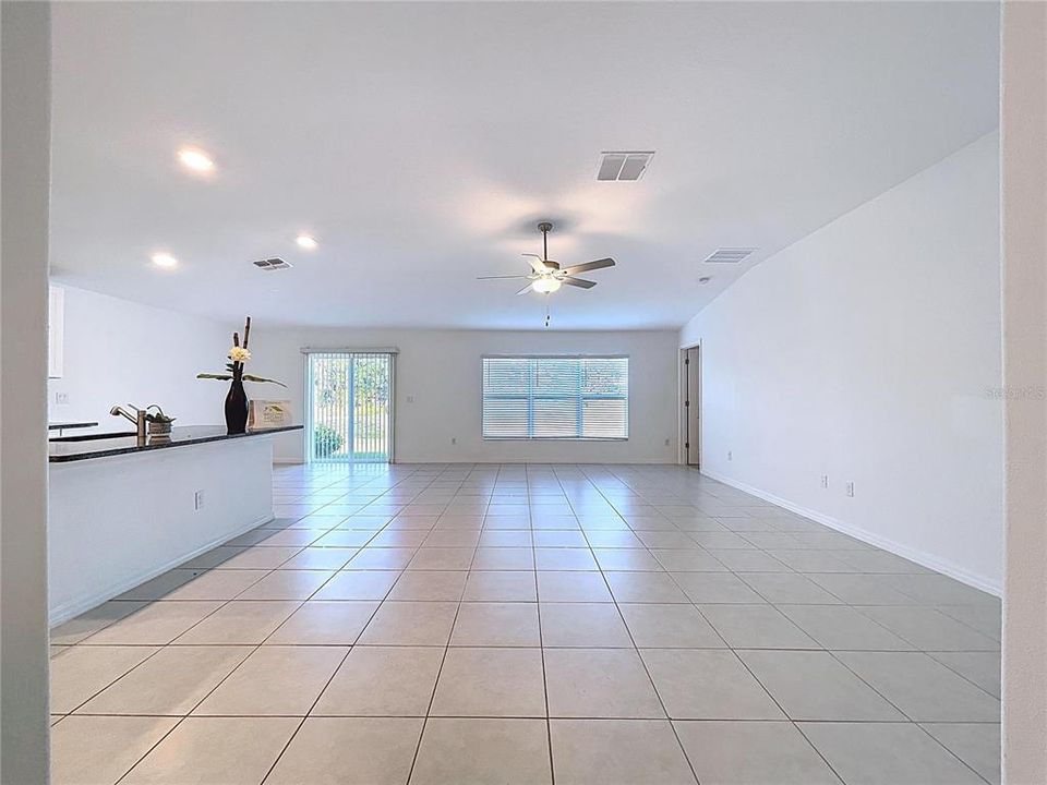 На продажу: $375,000 (4 спален, 2 ванн, 1939 Квадратных фут)