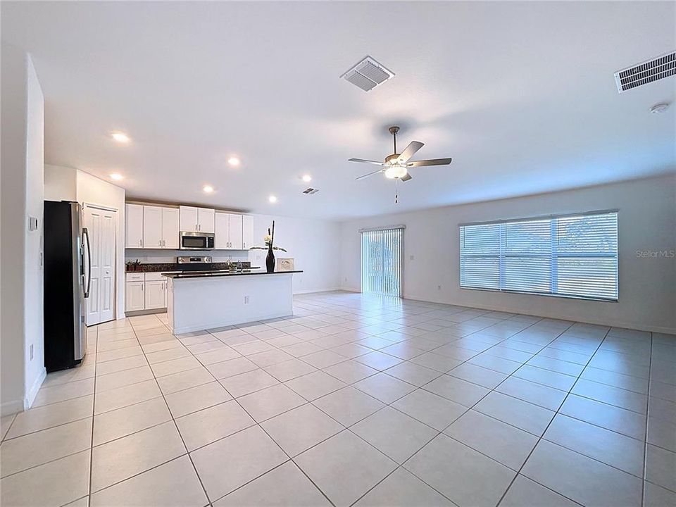 На продажу: $375,000 (4 спален, 2 ванн, 1939 Квадратных фут)