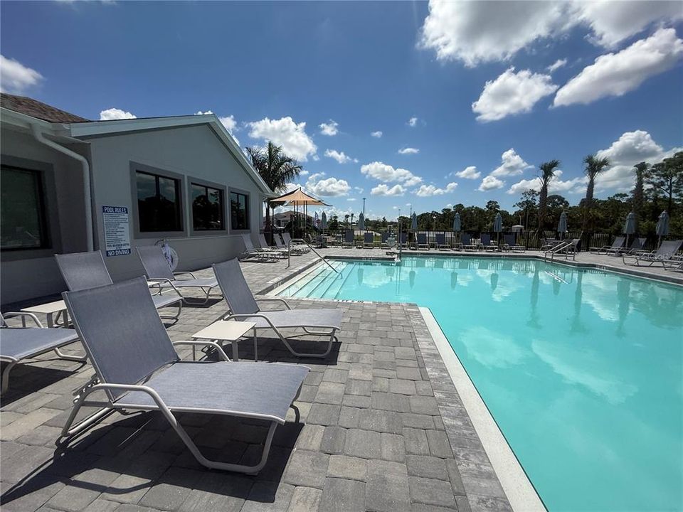 En Venta: $354,597 (4 camas, 3 baños, 2032 Pies cuadrados)