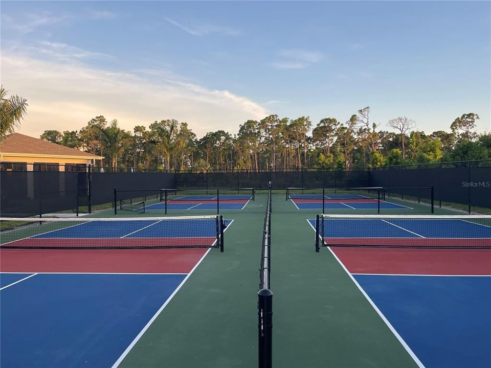 En Venta: $354,597 (4 camas, 3 baños, 2032 Pies cuadrados)