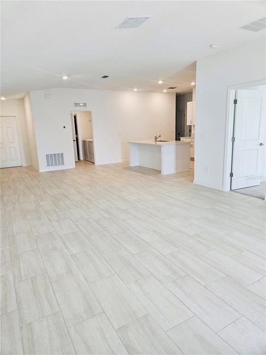 For Rent: $2,800 (4 beds, 2 baths, 1817 Square Feet)