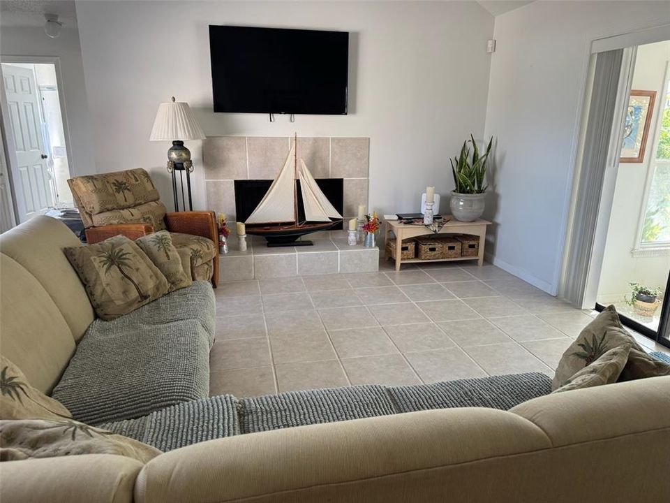 For Sale: $650,000 (2 beds, 2 baths, 1186 Square Feet)