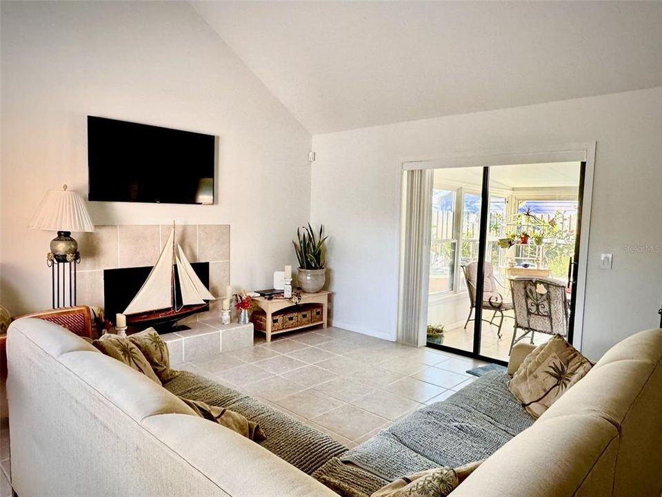 For Sale: $650,000 (2 beds, 2 baths, 1186 Square Feet)