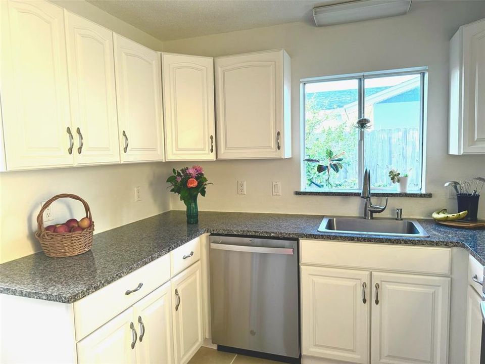 For Sale: $650,000 (2 beds, 2 baths, 1186 Square Feet)