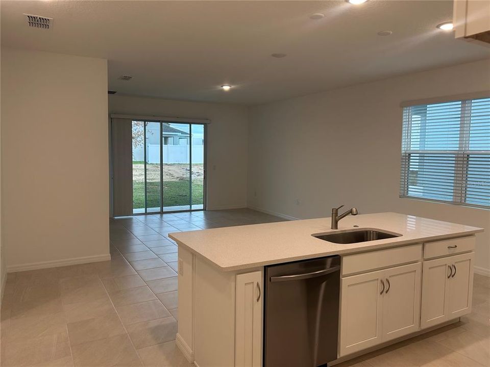 На продажу: $299,990 (4 спален, 2 ванн, 1509 Квадратных фут)