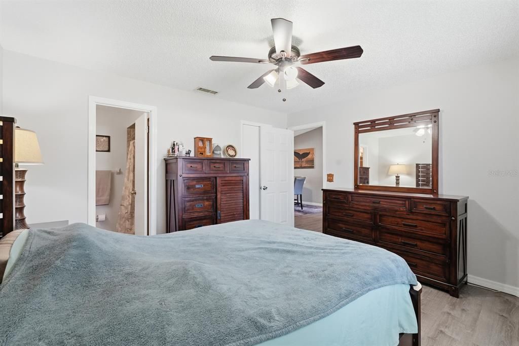 待售: $399,000 (4 贝兹, 2 浴室, 1900 平方英尺)