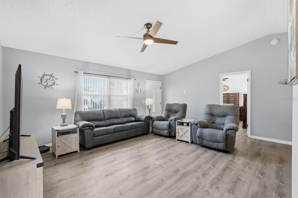 待售: $399,000 (4 贝兹, 2 浴室, 1900 平方英尺)