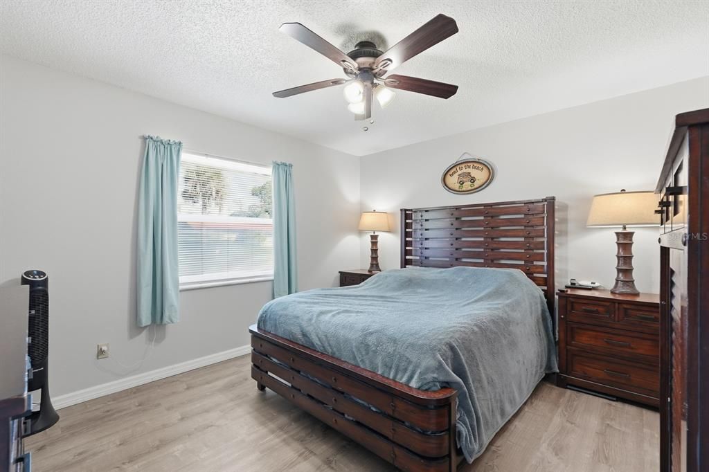 待售: $399,000 (4 贝兹, 2 浴室, 1900 平方英尺)