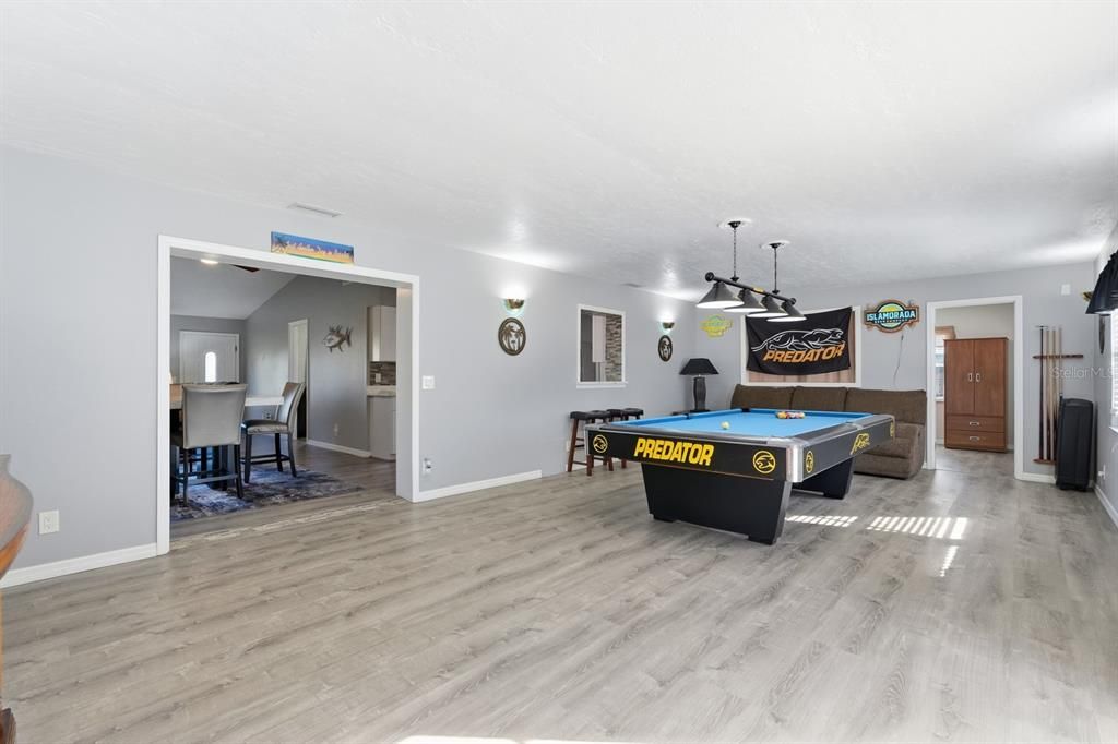 待售: $399,000 (4 贝兹, 2 浴室, 1900 平方英尺)