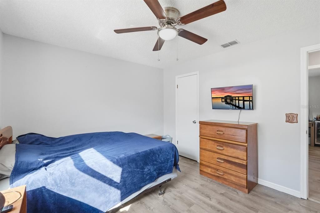 待售: $399,000 (4 贝兹, 2 浴室, 1900 平方英尺)