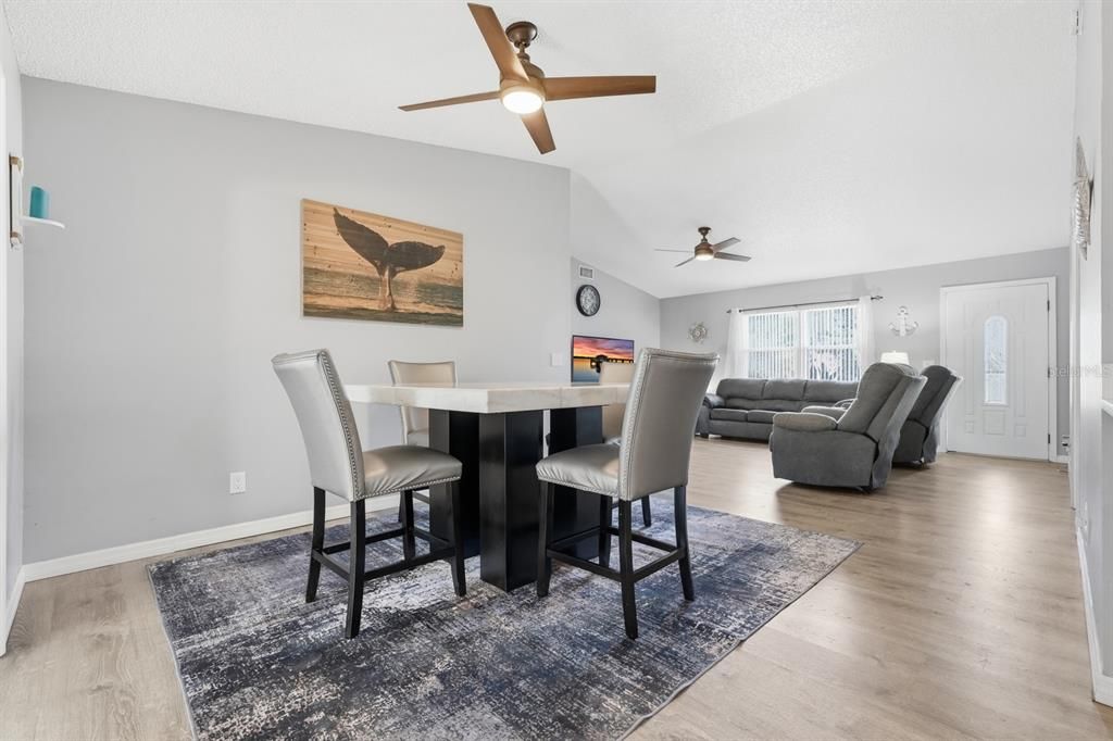 待售: $399,000 (4 贝兹, 2 浴室, 1900 平方英尺)