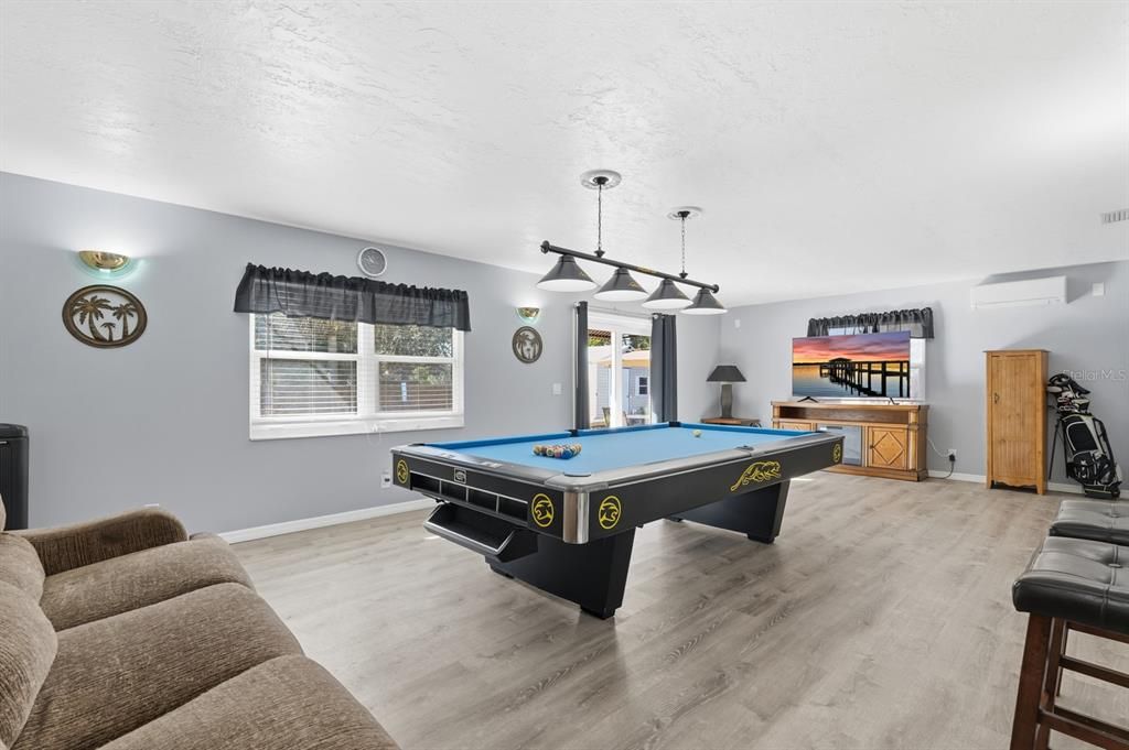 待售: $399,000 (4 贝兹, 2 浴室, 1900 平方英尺)