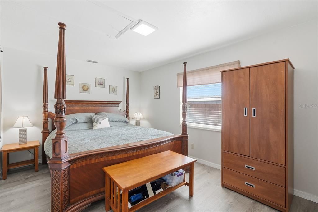 待售: $399,000 (4 贝兹, 2 浴室, 1900 平方英尺)