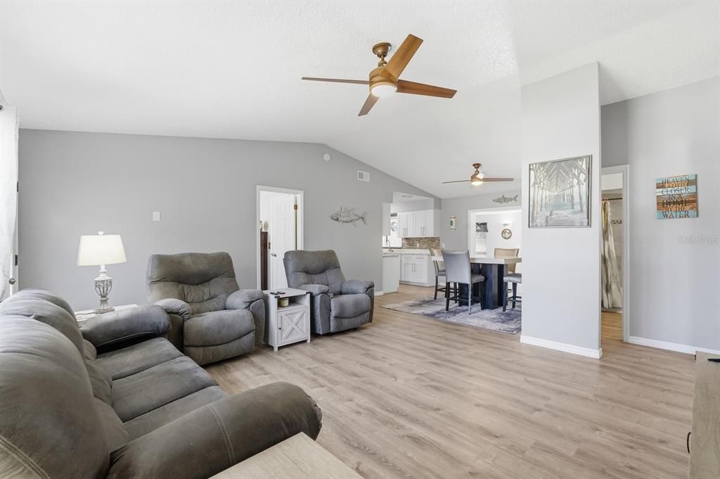 待售: $399,000 (4 贝兹, 2 浴室, 1900 平方英尺)