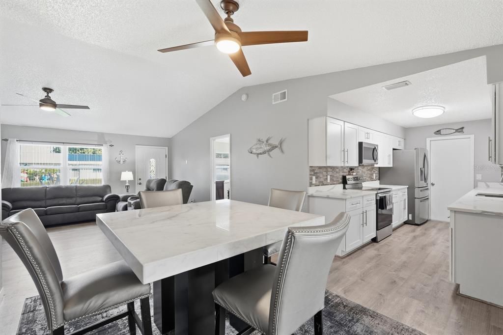 待售: $399,000 (4 贝兹, 2 浴室, 1900 平方英尺)