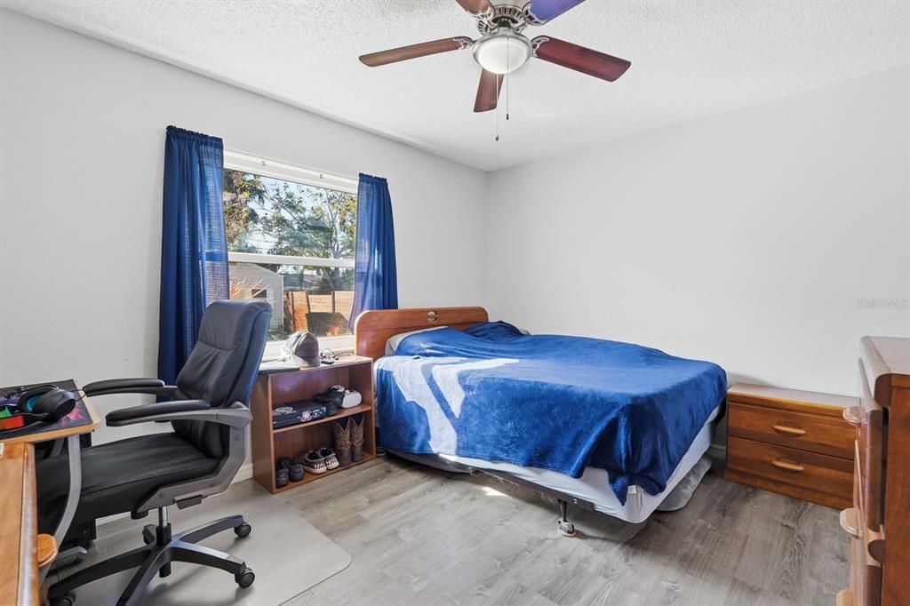 待售: $399,000 (4 贝兹, 2 浴室, 1900 平方英尺)