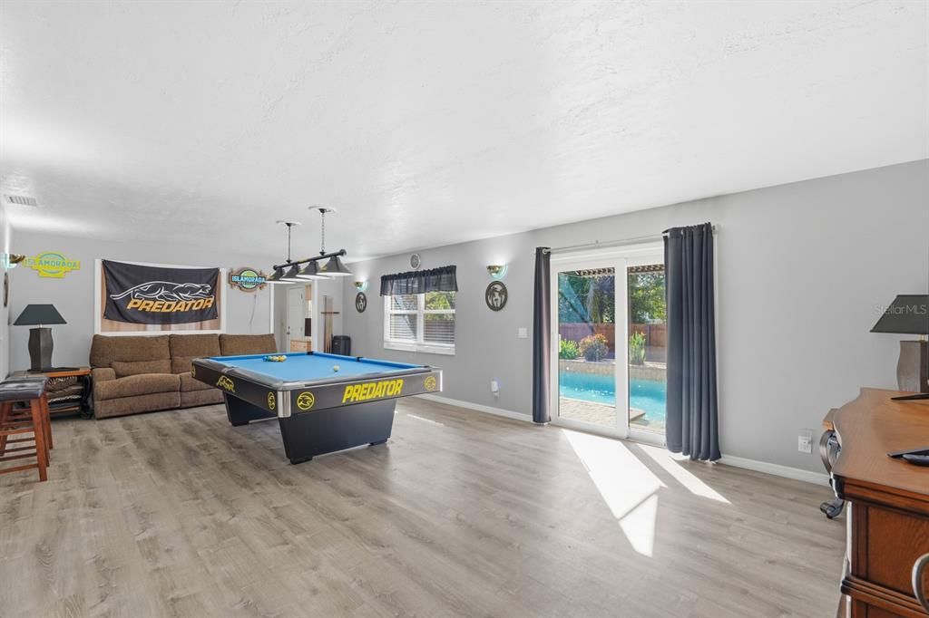 待售: $399,000 (4 贝兹, 2 浴室, 1900 平方英尺)