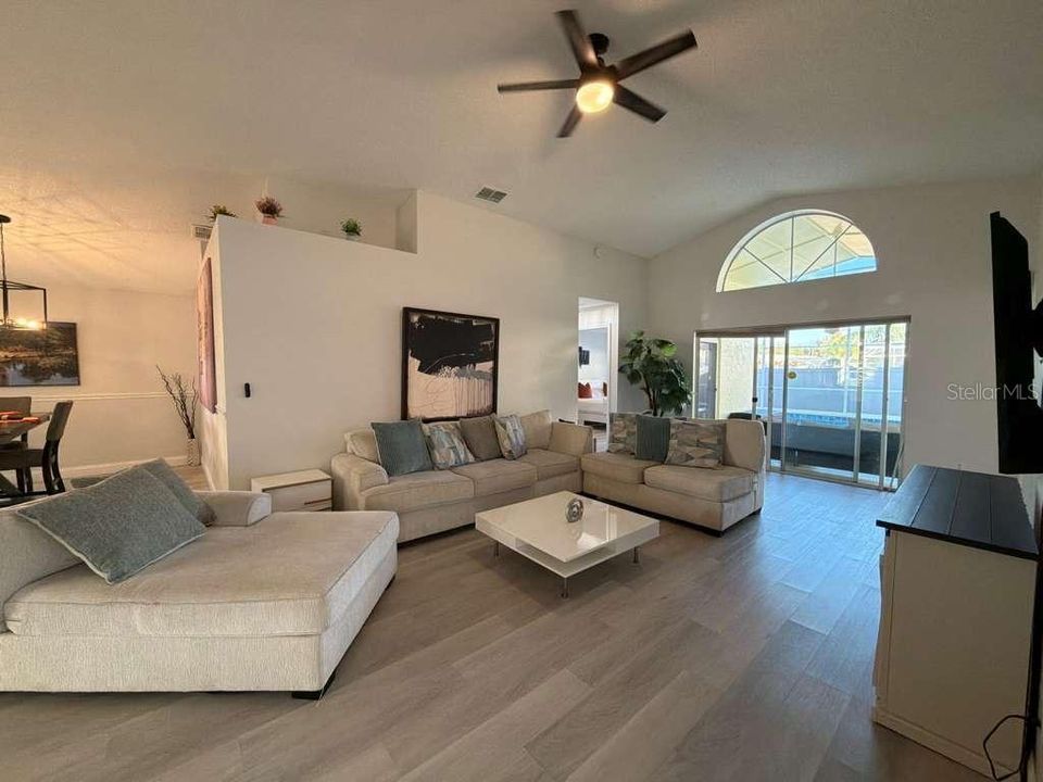 En Venta: $435,000 (4 camas, 2 baños, 1713 Pies cuadrados)