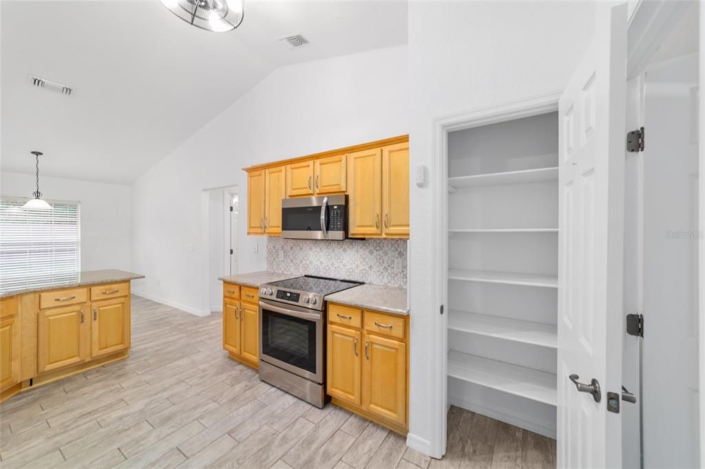 For Rent: $2,300 (3 beds, 2 baths, 1707 Square Feet)