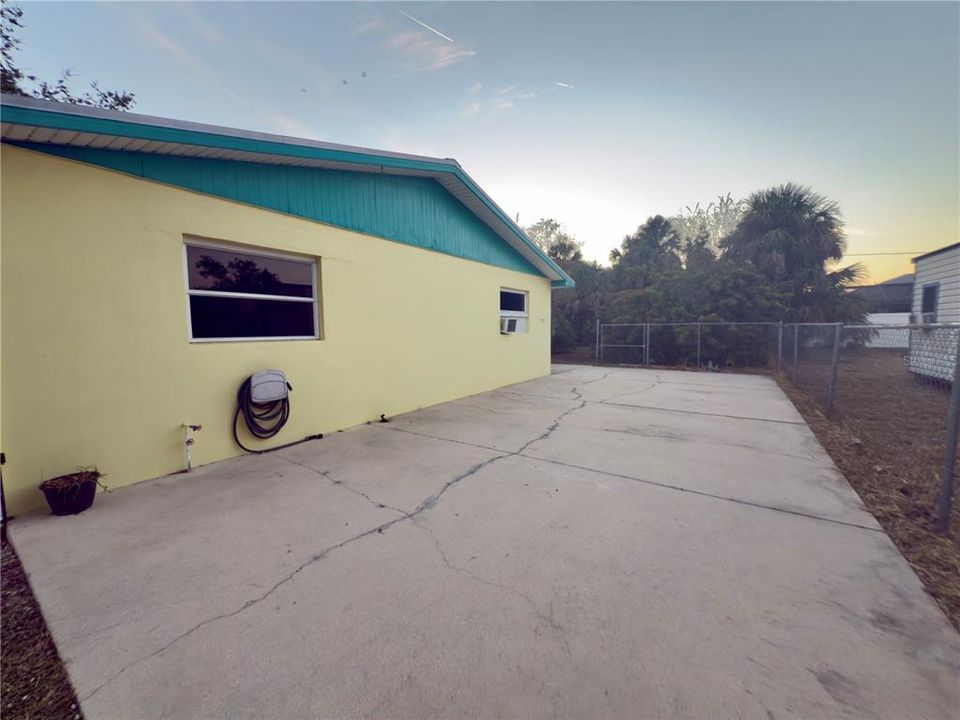 待售: $65,000 (2 贝兹, 1 浴室, 1396 平方英尺)