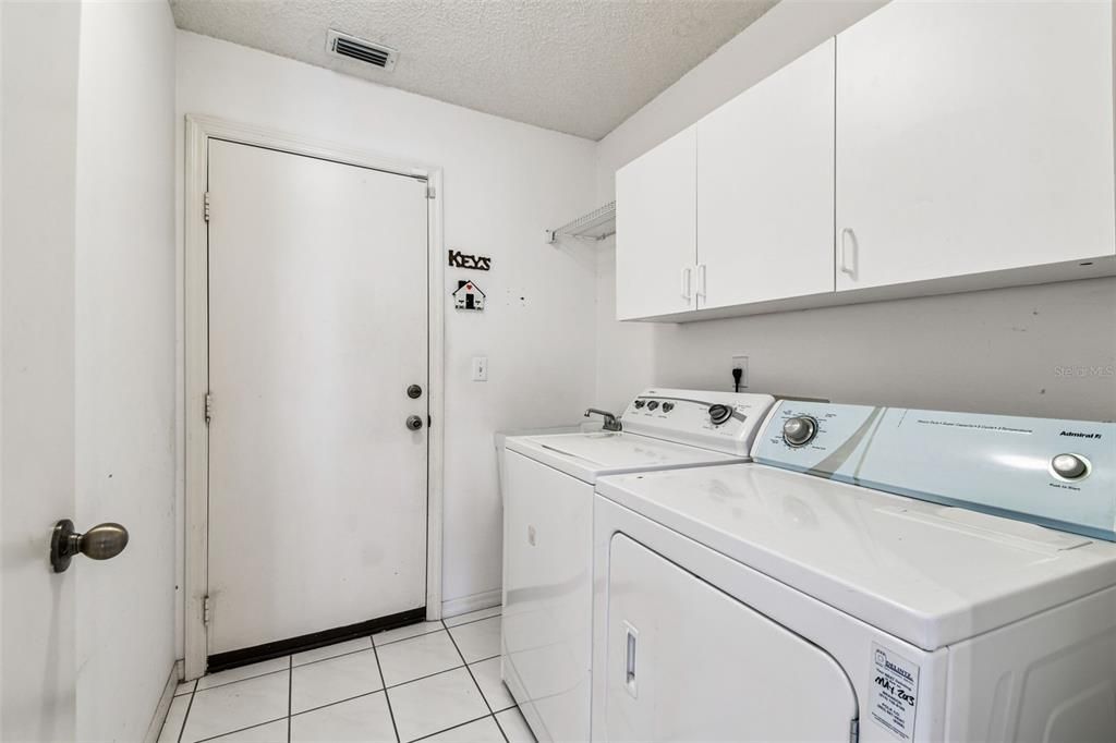 待售: $299,000 (2 贝兹, 2 浴室, 1830 平方英尺)