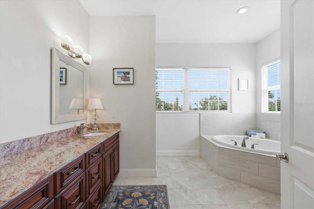 En Venta: $1,475,000 (4 camas, 3 baños, 2544 Pies cuadrados)